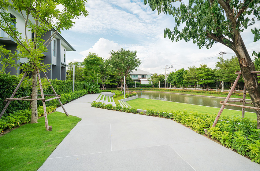 House with Shared Pool in Srinakarin 
